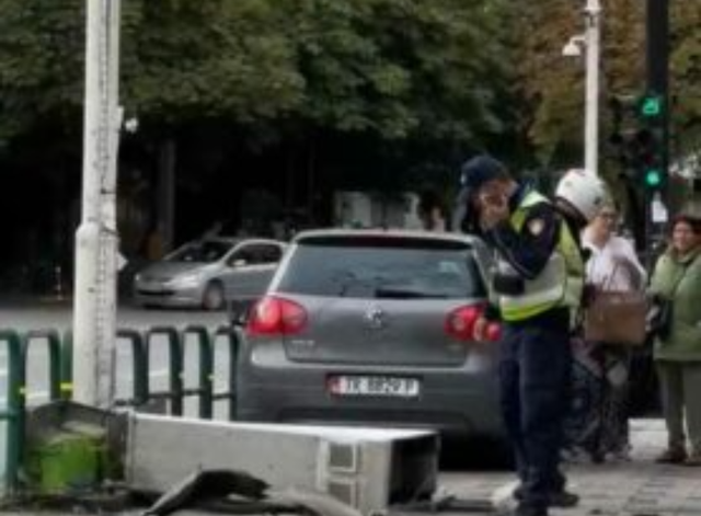 ‘Golfi’ përfundon në trotuar në ‘’Rrugën e Elbasanit’’, shpëtojnë kalimtarët