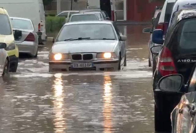 Reshjet e dendura të shiut/ Lezha “mbulohet” nga uji
