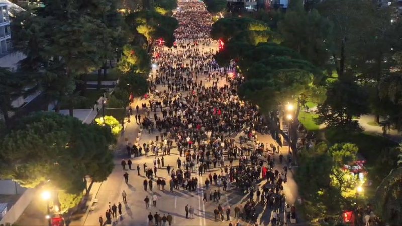Dështon mosbindja civile, 1 mijë vetë me vila dhe dosje para Kryeministrisë. A ndikoi zbulimi i pasurisë së Familjes Berisha?