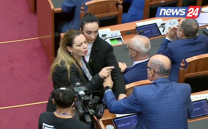 Albana Vokshi kërkon të godasë Petro Koçin në Kuvend, pse përmendi Berishën