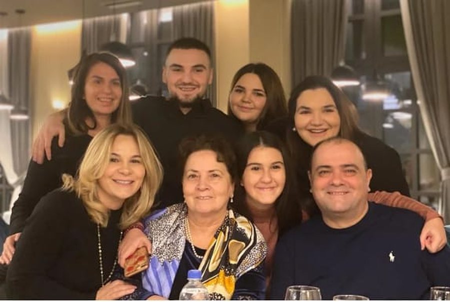 Dosja / Vëllai i Kryemadhit punoi si furrxhi, nëna shiste qepë, babai kambist. Ja si i bënë milionat, vilat dhe pallatin