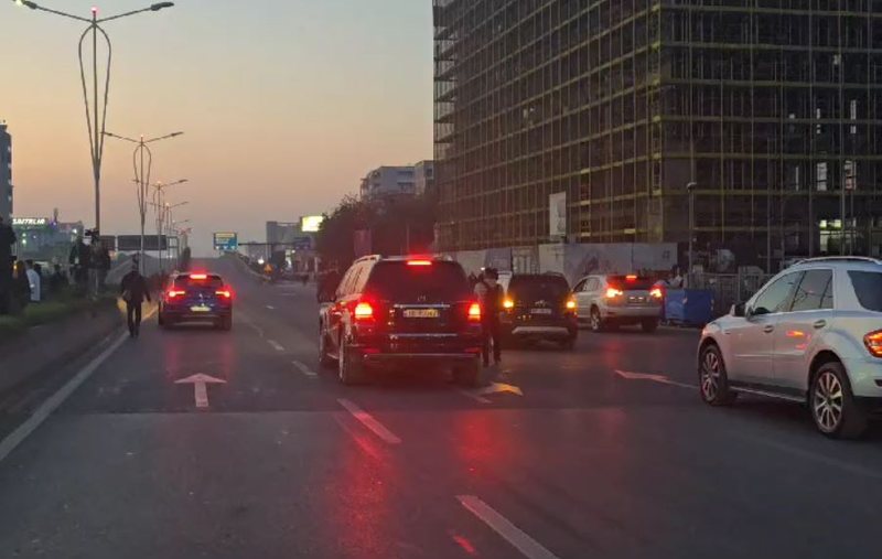 Deputetët e PD zënë rrugën me makinat e tyre luksoze. Noka përdor ‘Range Rover’ për barrikadë