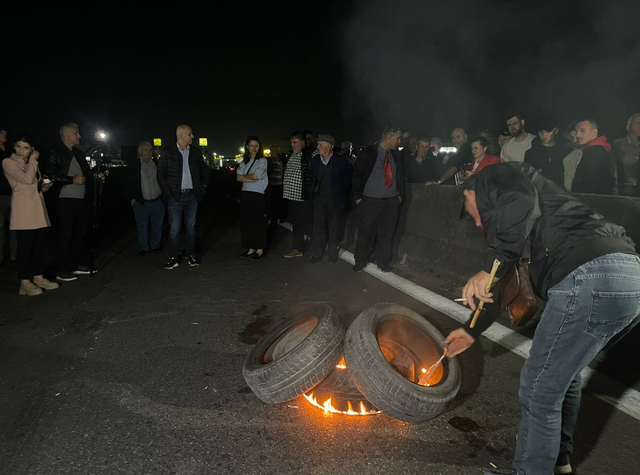 Pamjet / Tensione mes protestuesve dhe qytetarëve, dy të sëmurë bllokohen nga “mosbindja civile”! Digjen edhe goma në rrugë