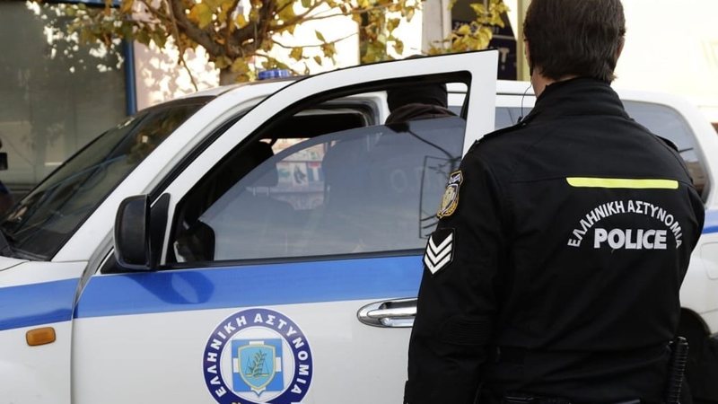 Arrestohet shqiptari në Greq – Tentoi të mbysë ish të dashurën me zinxhirin e çantës pasi e mori me forcë në taksi