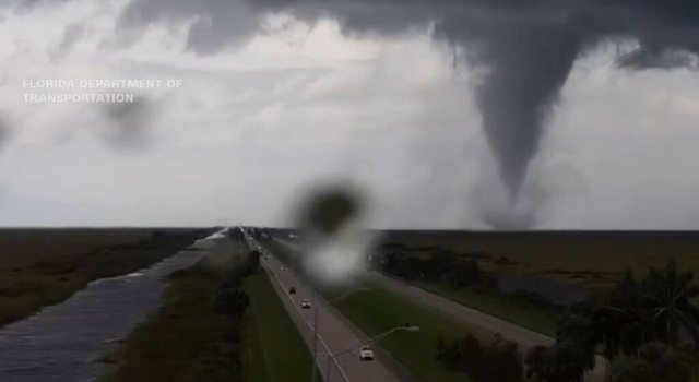 Pamjet apokaliptike nga SHBA, tornadot mbërthejnë Floridan