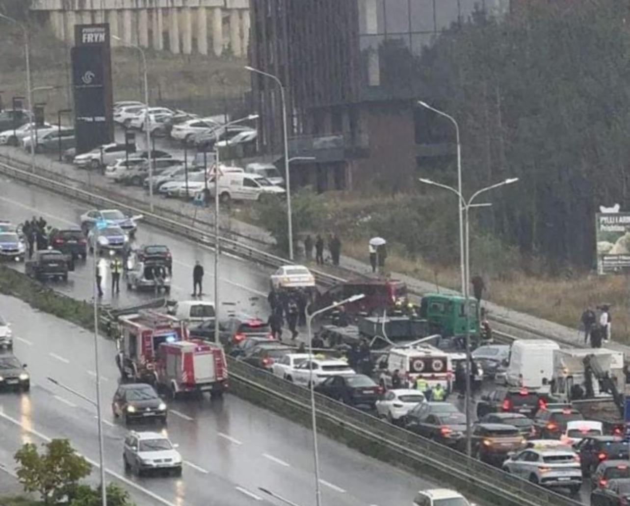 Aksident masiv me 11 të plagosur në Prishtinë, kamioni humb kontrollin dhe merr para veturat