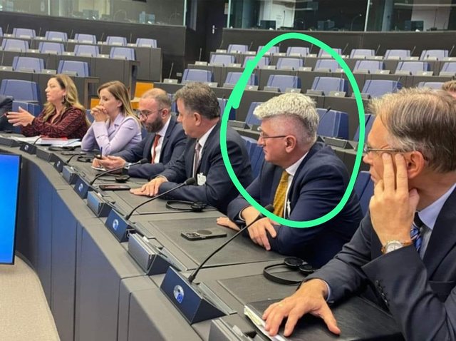 Foto-Lajm/ Habit Agron Gjekmarkaj, shfaqet në Parlamentin Europian i qethur si adoleshent “perëndimor”