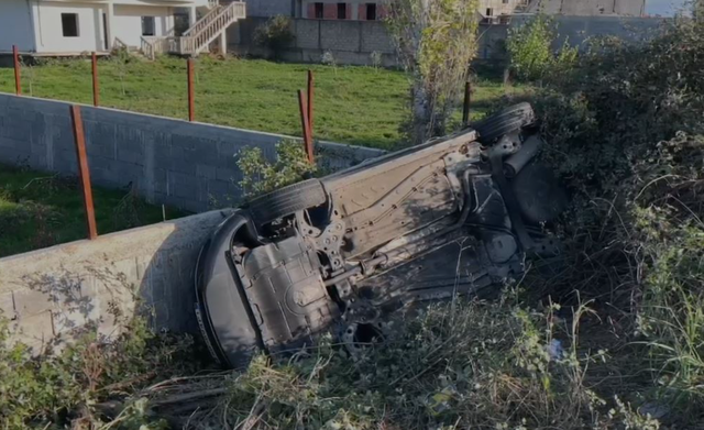 Aksident me dy të plagosur në “Lezhë-Laç”, makina përfundon në kanal pas përplasjes së fortë
