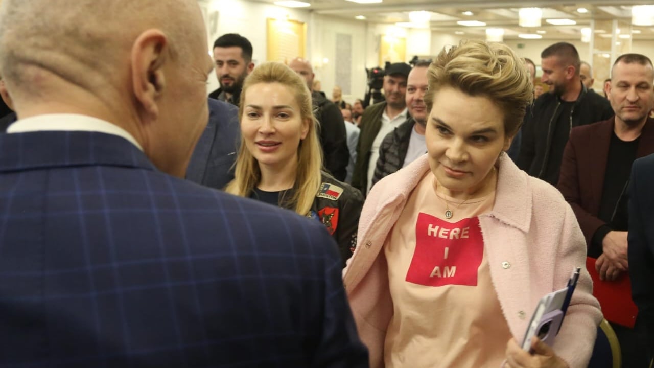 Monafucker dhe “Vojo Kushi” i korrupsionit duke dalë zvarrë nga ‘tanku’, degradimi i çiftit presidencial