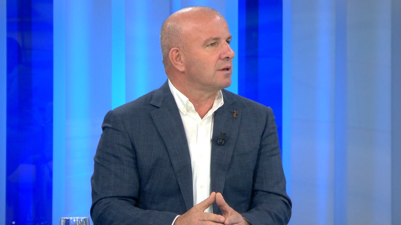 Deputeti Lefter Gështenja del me urgjencë nga Parlamenti, merret nga ambulanca