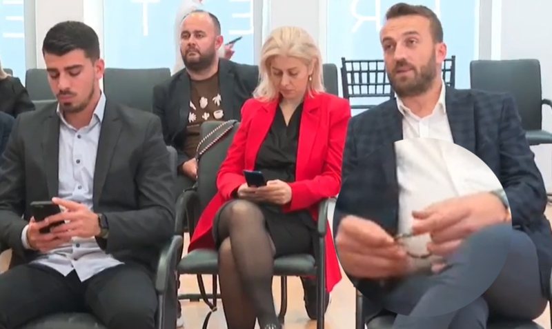  Berisha flet, gazetarët “vuajnë” në heshtje