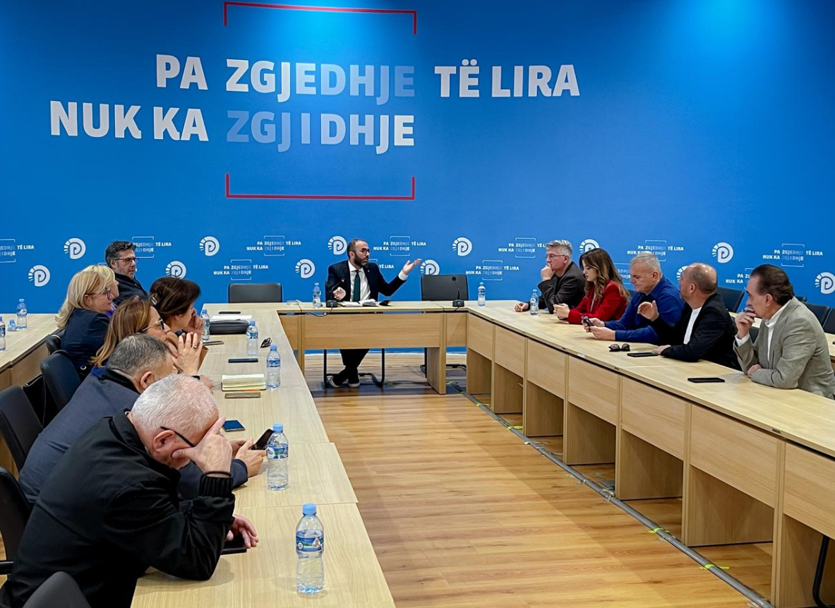 “Opozita të bëjë punën nga brenda Kuvendit”/ Bardhi “sulmon” ambasadorin e BE? Demokrati: Gjej guximin e thuaji Ramës të…