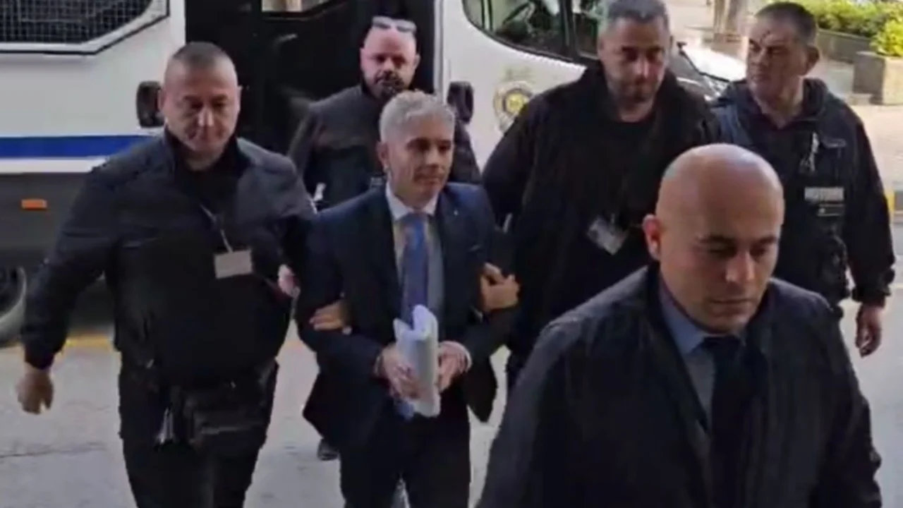 Me pranga në duar dhe i rrethuar nga policë, Ilir Rrapaj mbërrin në Komisionin e Sterilizimit