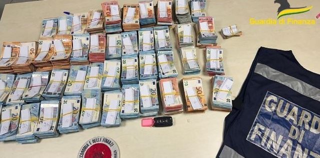 I riu shqiptar kapet në Itali me rreth 400 mijë euro cash, të fshehura në makinë