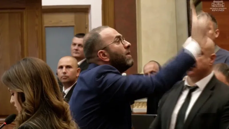 Tensione në Kuvend – Deputetët e PD bllokojnë foltoren, ndërhyn Garda