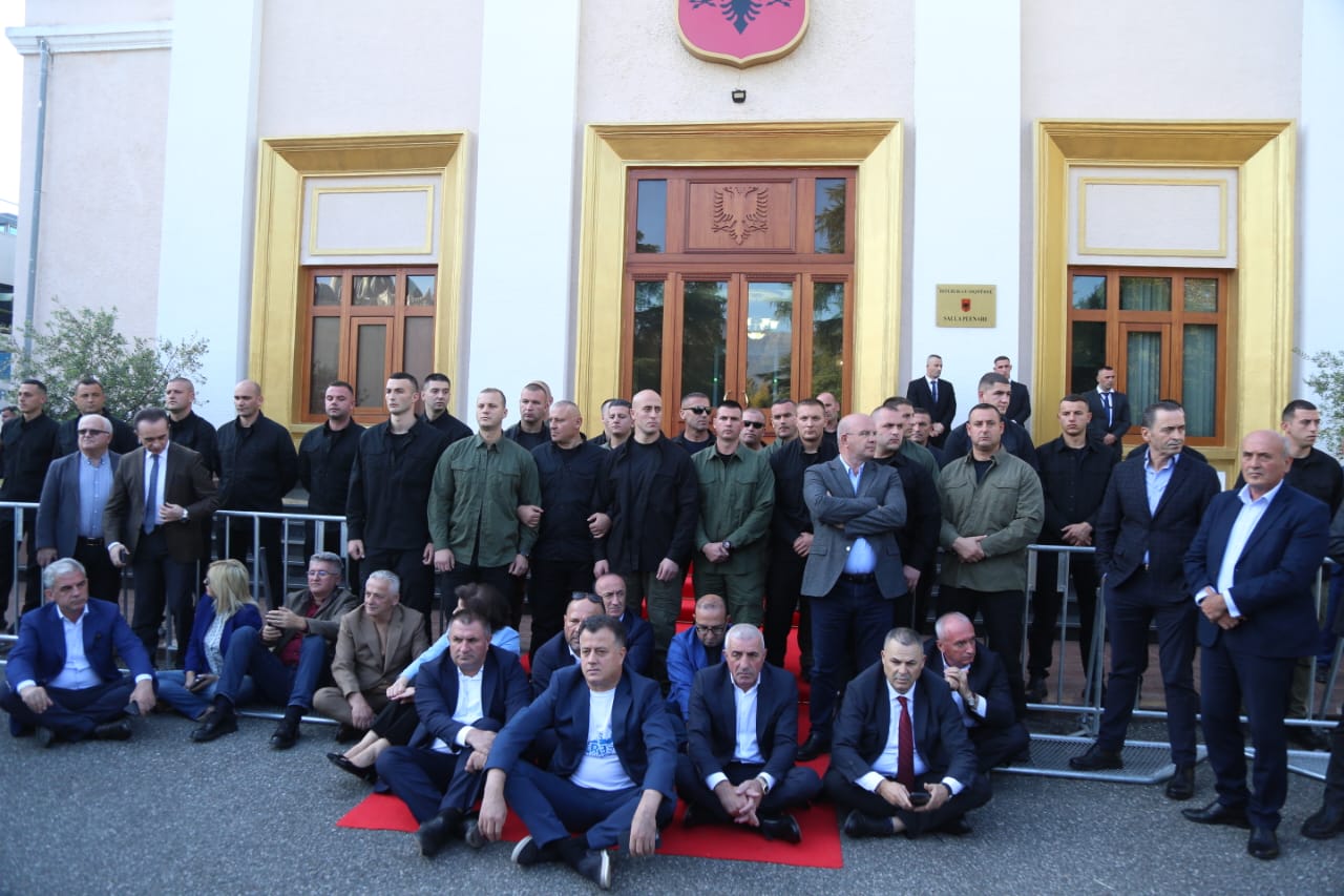 Sondazhi: 73.5% e shqiptarëve thonë se ‘mosbindja civile’ e PD është dështim