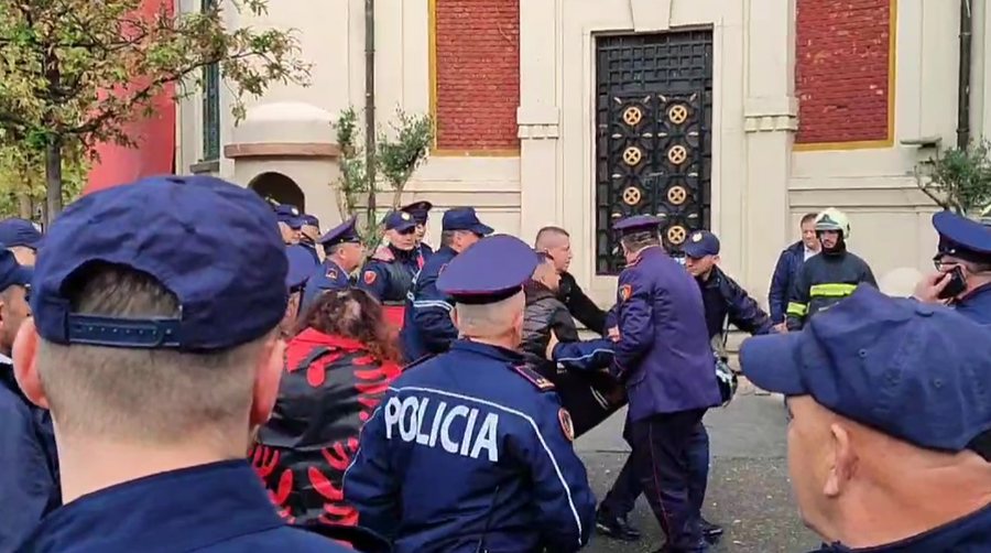 Incident te protesta e opozitës, polici transportohet me ambulancë në spital