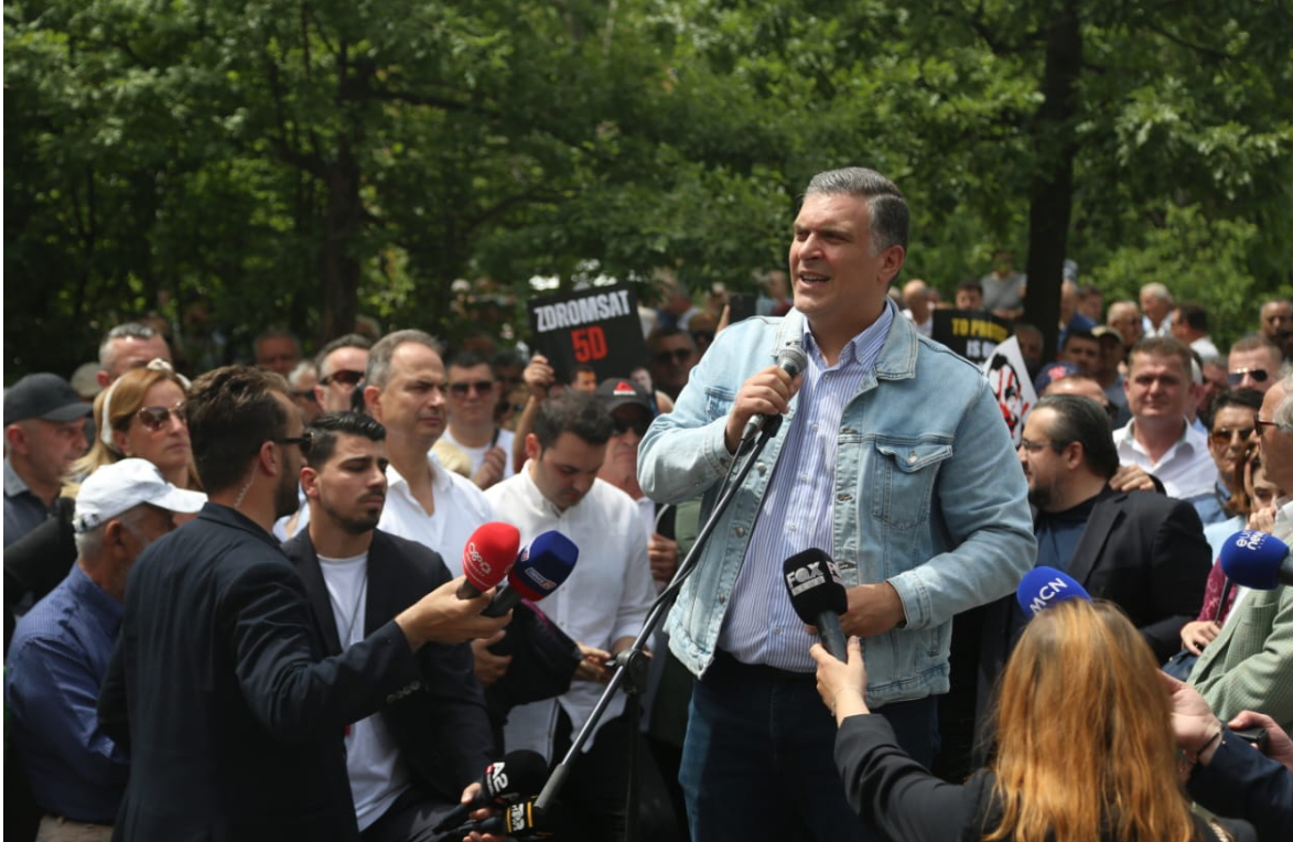 Protesta te Bashkia e Tiranës, Tedi Blushi: Nuk kemi asnjë besim te drejtësia. Populli duhet të…