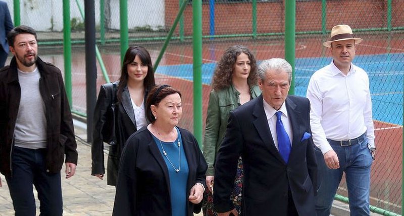 “23 dosje për Metën ‘flenë’ në qeveri”, avokati: SPAK do nisë hetimet edhe për Argitën dhe Shkëlzenin