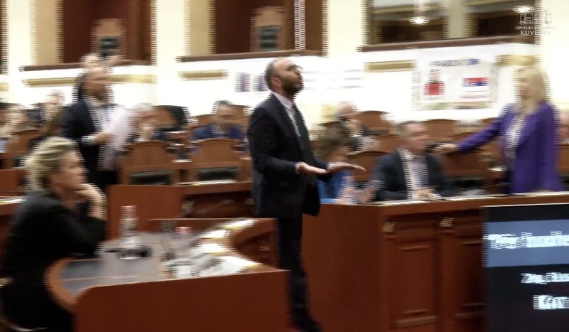 Tensionet në Kuvend! Ministri i Financave mban fjalën në foltore, deputetët e PD-së shkojnë drejt tij! Rrethohet nga garda