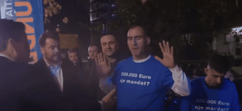 Qytetari përplaset me Agron Shehajn: E ke blerë mandatin e deputetit 500 mijë euro