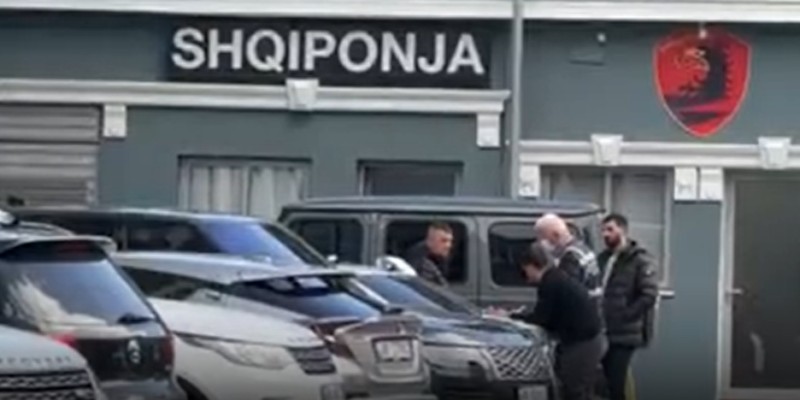 Atentati ndaj djalit të ish-gjyqtarit, mjeti ‘G-Class’ i 28-vjeçarit mbërrin në ambientet e policisë