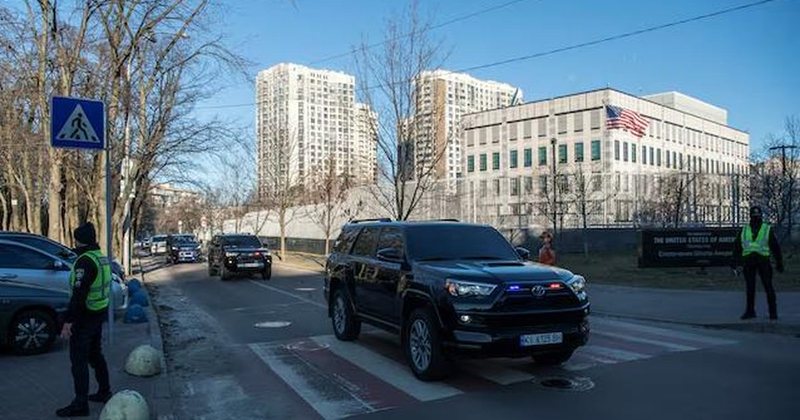 Mbyllet Ambasada amerikane në Kiev, informacione për një sulm ajror