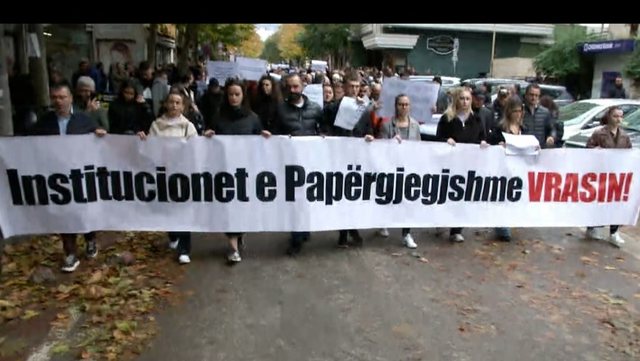“Nuk është zgjidhje mbyllja e TikTok”, protestë për vrasjen e 14-vjeçarit Martin Cani