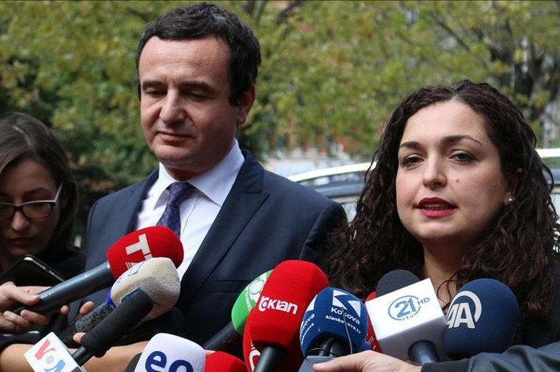 Osmani kritikon Kurtin: S’mund të luajmë bixhoz me partnerët, cenohet mbrojtja e Kosovës! Askush s’ia ka dalë vetëm