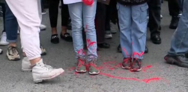 Protesta për vrasjen e 14-vjeçarit/ Prindër e nxënës hedhin bojë të kuqe para Ministrisë së Arsimit