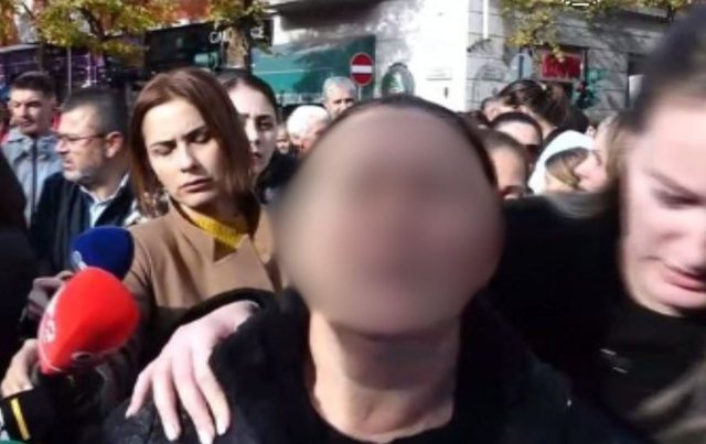 Tezja e Martinit 14 vjeçar merr pjesë në protestë, në gjendje të rënduar psikologjike humbet ndjenjat