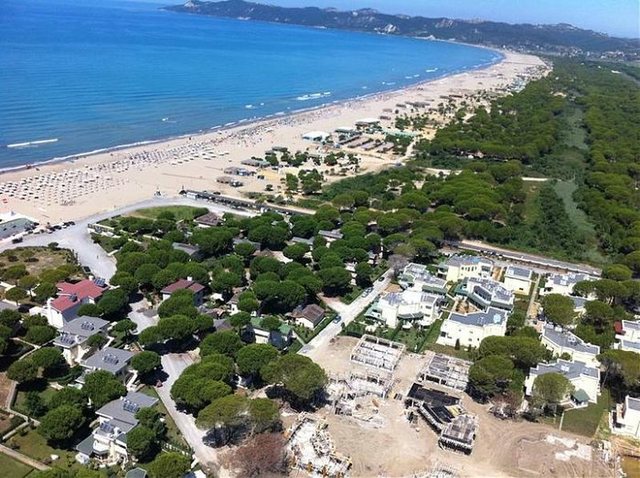 Tjetërsimi i 14 mijë m² tokë në Gjirin e Lalëzit, lihet në burg ish-drejtori i Hipotekës së Durrësit, Adrian Kona