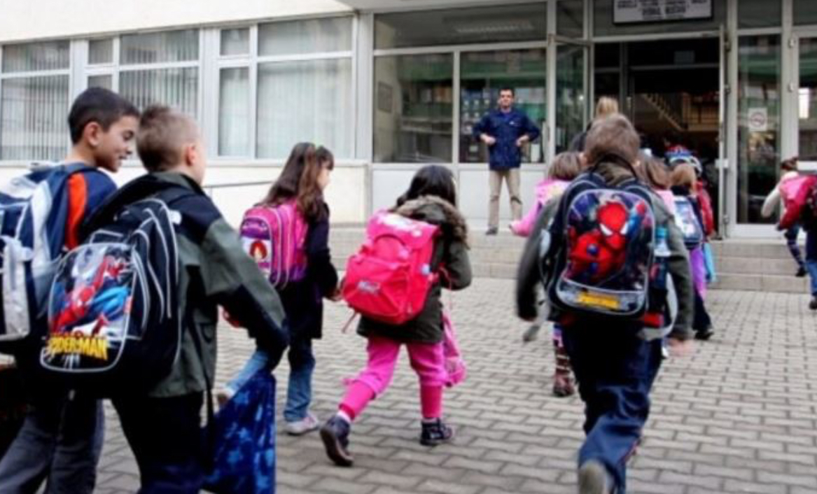 Dhuna në mesin e adoleshentëve vazhdon! 14-vjeçarit i gjendet thikë me vete, procedohet
