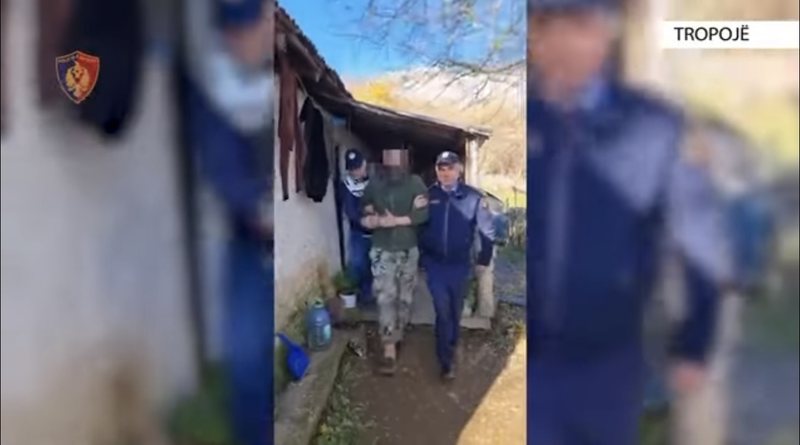 Me rroba ushtarake dhe pranga në duar, dalin pamjet nga arrestimi i Flordian Mulajt në Tropojë