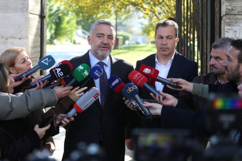 Klosi pas takimit me Begaj: Propozuam datën 11 maj për zgjedhjet e 2025, t’i japim kohë emigrantëve