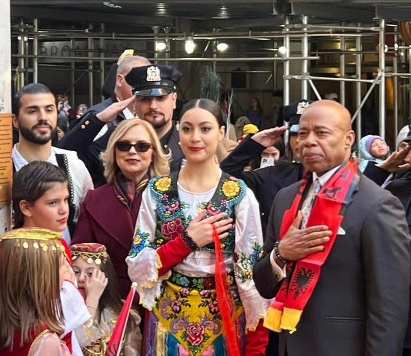 112-vjetori i Pavarësisë/ Kryebashkiaku i New Yorkut uron shqiptarët: Do jemi gjithmonë krah njëri-tjetrit! Djali më thotë do jetoj në Shqipëri
