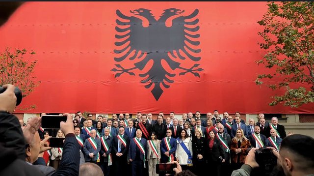 28 Nentori/ Veliaj me kryetarët e bashkive shqiptare: Le të punojmë për të çuar përpara progresin”