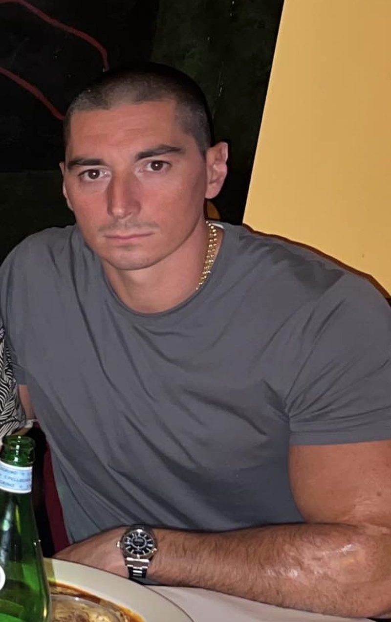 Gruaja vrau burrin më pas veten, postimi prekës i motrës së 34-vjeçarit shqiptar: Ajo tradhtoi dashurinë dhe besimin e tij! U shkatërrua familja ime