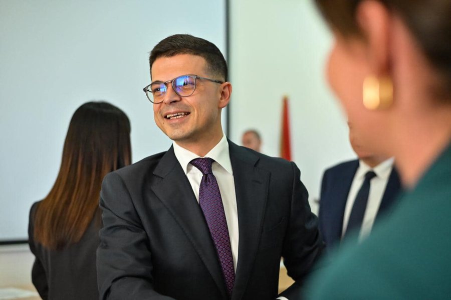 Ministri Piro Vengu, tender 1.4 milionë Euro për të parkuar makinat e shefave të ushtrisë në Feraj-Dajt