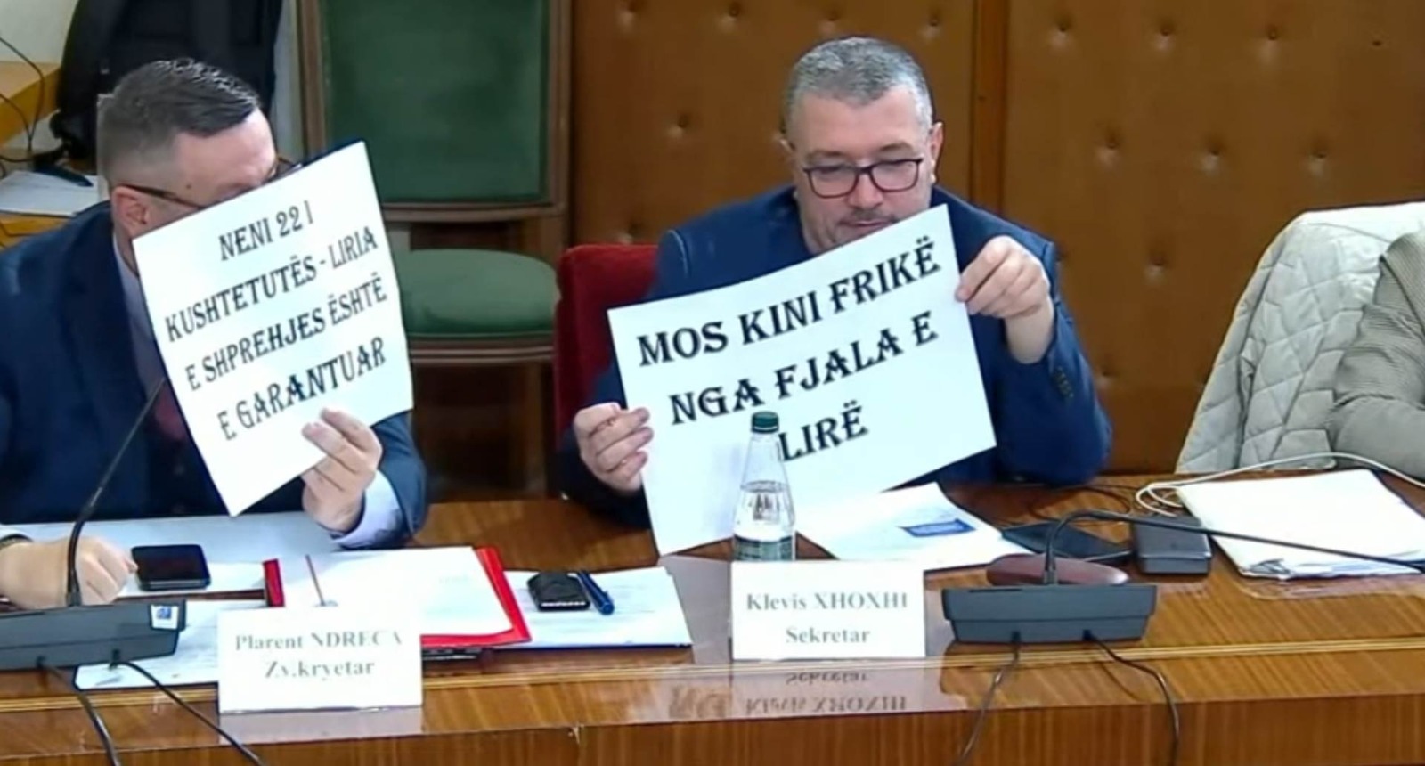 Dëshmia e Ilir Beqajt vijon të shtyhet, mazhoranca me pankarta përballë opozitës: Mos kini frikë nga fjala e lirë