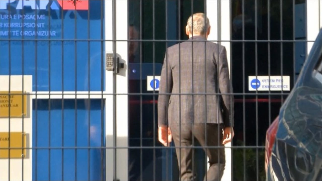 “Më kthe borxhin 12 mijë euro” – Agron Çela u çua në SPAK për borxhin ndaj një qytetari (më pas e zgjidhën vetë)
