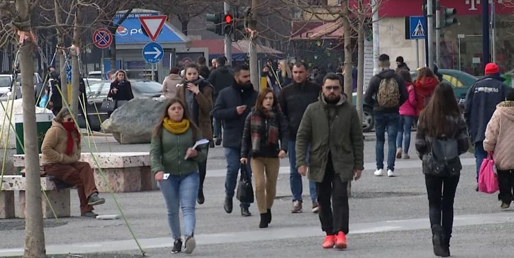 Vrojtimi i Bankës së Shqipërisë: 24% e familjeve shqiptare jetojnë me borxhe! Pjesa më e madhe për konsum e shëndetësi, 20% blejnë ‘ushqime me listë’