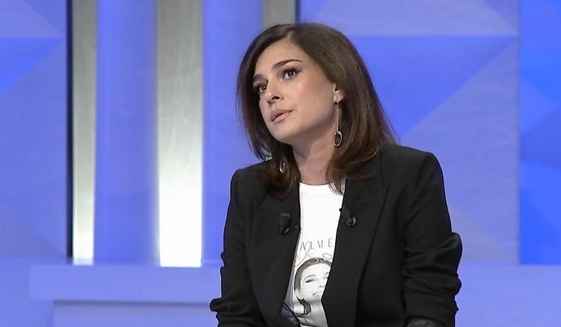 “Ju po më shisni, si mundet?!” – Dështon live intervista e Elsa Lilës, këngëtarja “kapet” me moderatorin, ai mbyll menjëherë emisionin