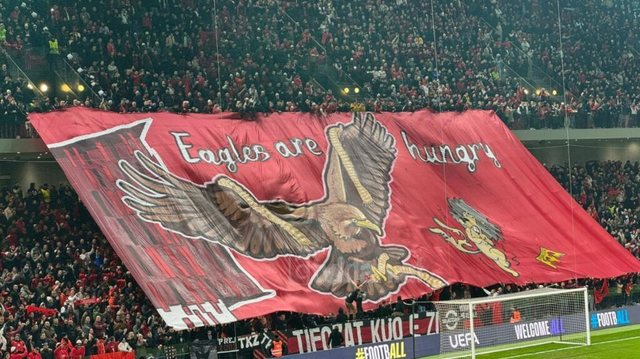 FOTO/ “Shqiponja është e uritur”, kryevepër kuqezi me banderolën në tribuna