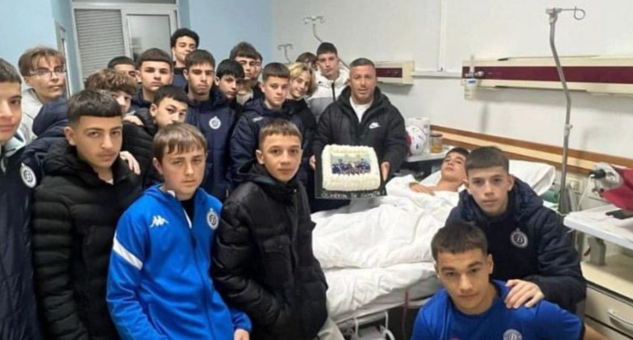 Foto/ Mbeti i plagosur, lojtarët e skuadrës së Martin Canit suprizojnë Luisin në spital
