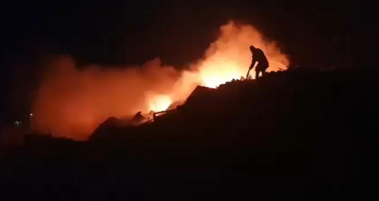 Sërish zjarr te fusha e mbetjeve urbane në Vlorë, flakët e mëdha nuk i shuan as shiu