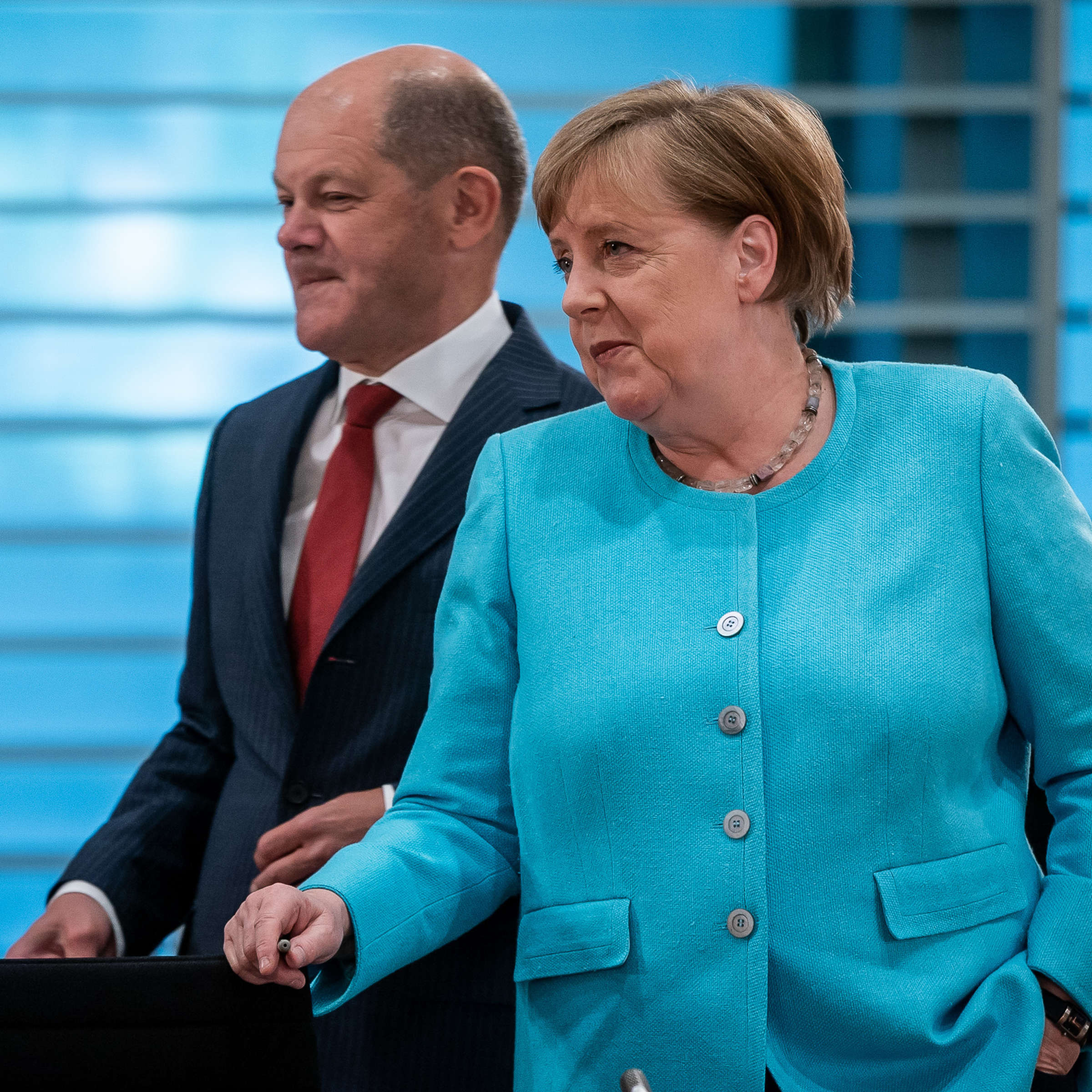 ‘Shkova në shtrat e dëshpëruar’ – Si e shpëtoi Merkel karrierën e Scholz