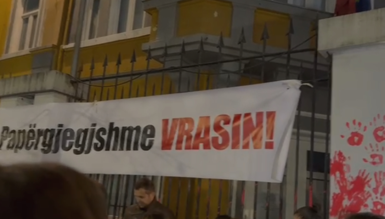 Ngjarja që tronditi të gjithë/ Nis protesta për vrasjen e Martin Canit, qytetarët tek Ministria e Arsimit