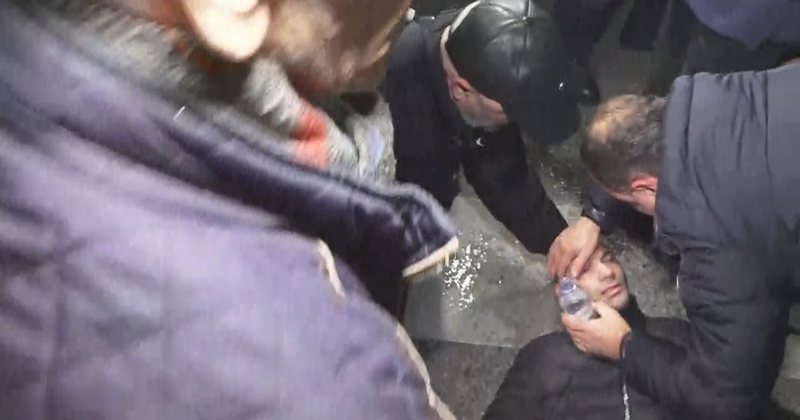 Noka dhe Mziu përleshen me policinë, protestuesi humb ndenjat. Merret me barelë nga mjekët