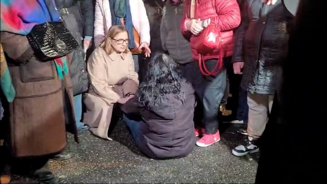 “Mos e lëvizni nënën”, e moshuara ndihet keq prej gazit lotsjellës